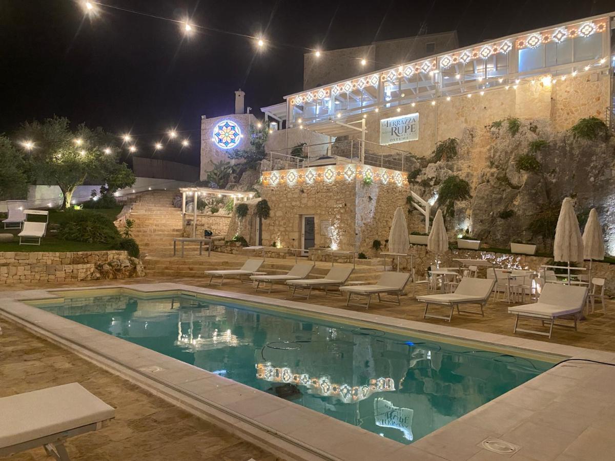 ホテル La Terrazza Sulla Rupe Relais オストゥーニ エクステリア 写真